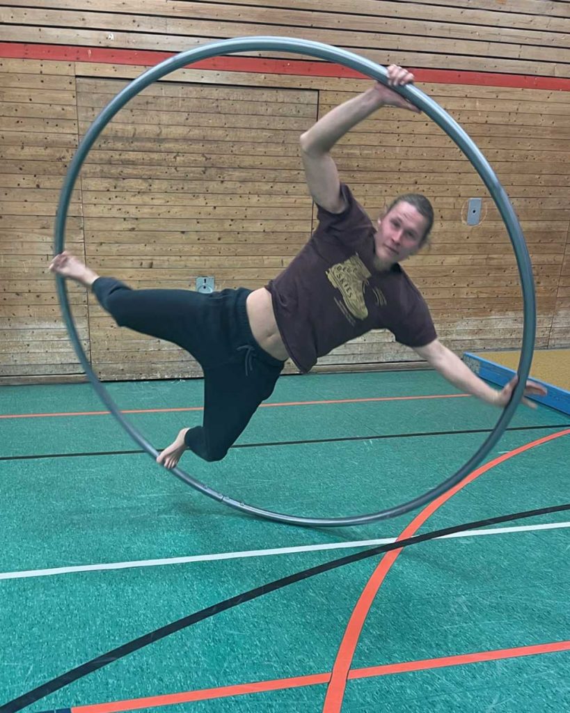 Akrobatik mit Cyr Wheel